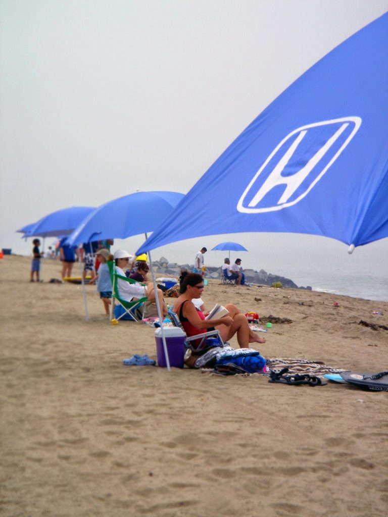 Helpful Honda Shading 4th of July Parades with Blue Umbrellas! @HelpfulHonda #HelpfulHonda #LPOCanni #Giveaways Ended 7/14